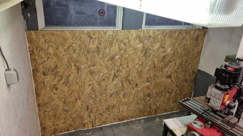 plaat hout tegen de wand